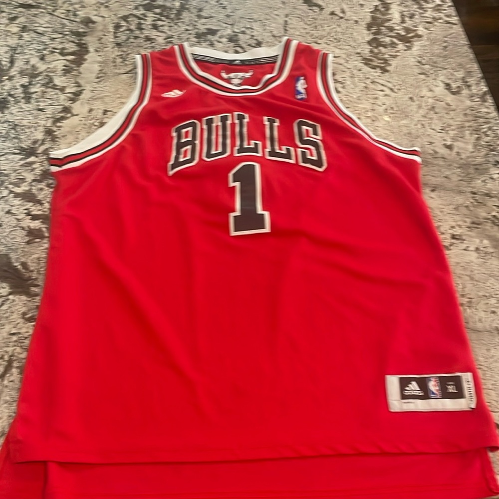 Derrick Rose bulls red jersey. Size youth XL